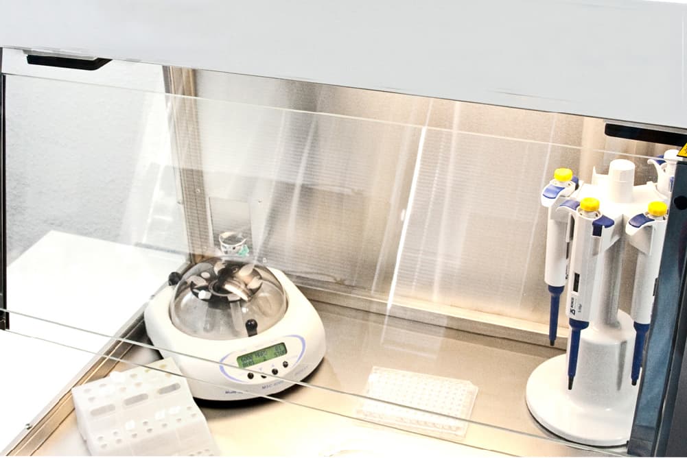 cabina de pcr co elementos dentro